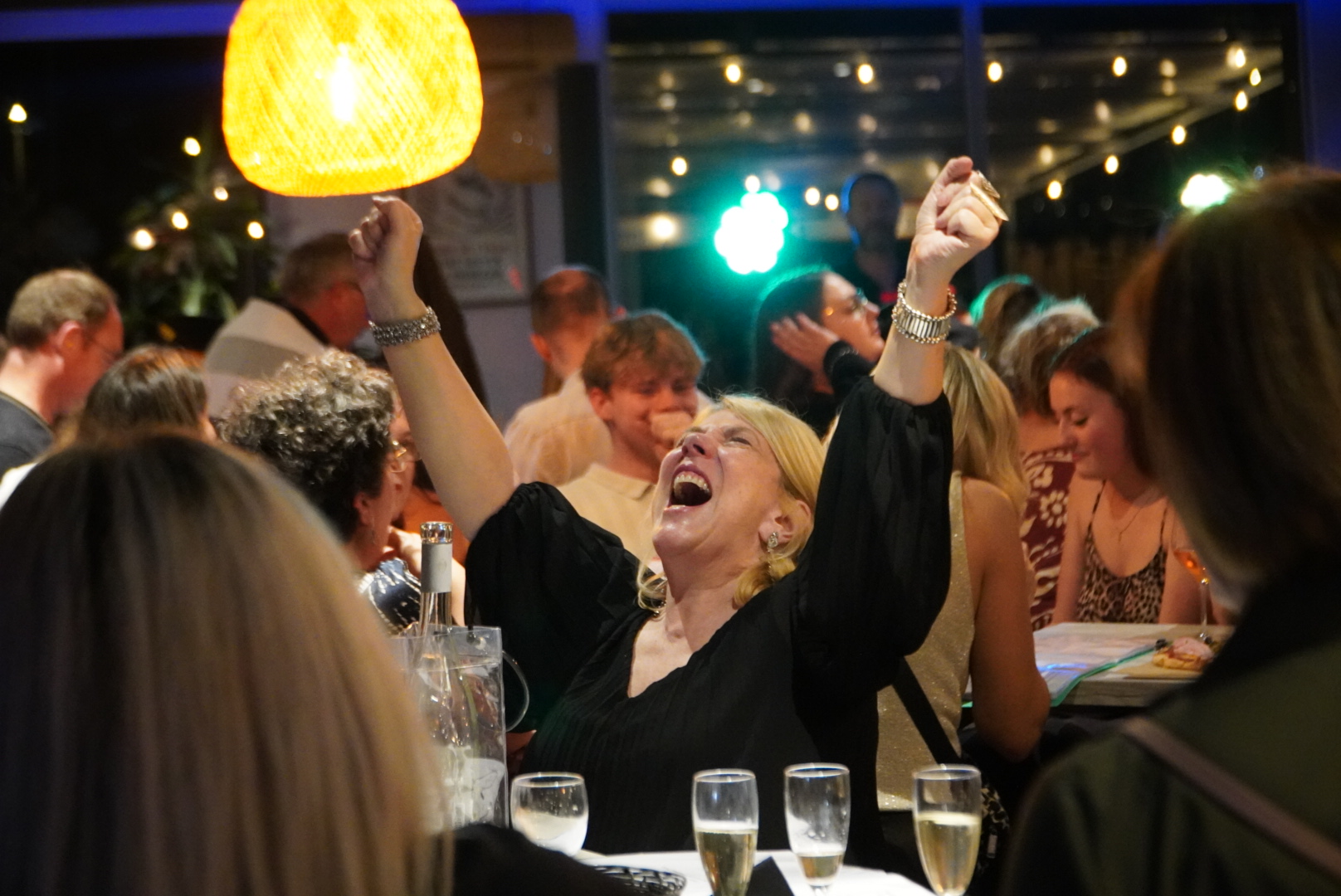 Ambiance A tue-tête : public chantant et participant à la soirée