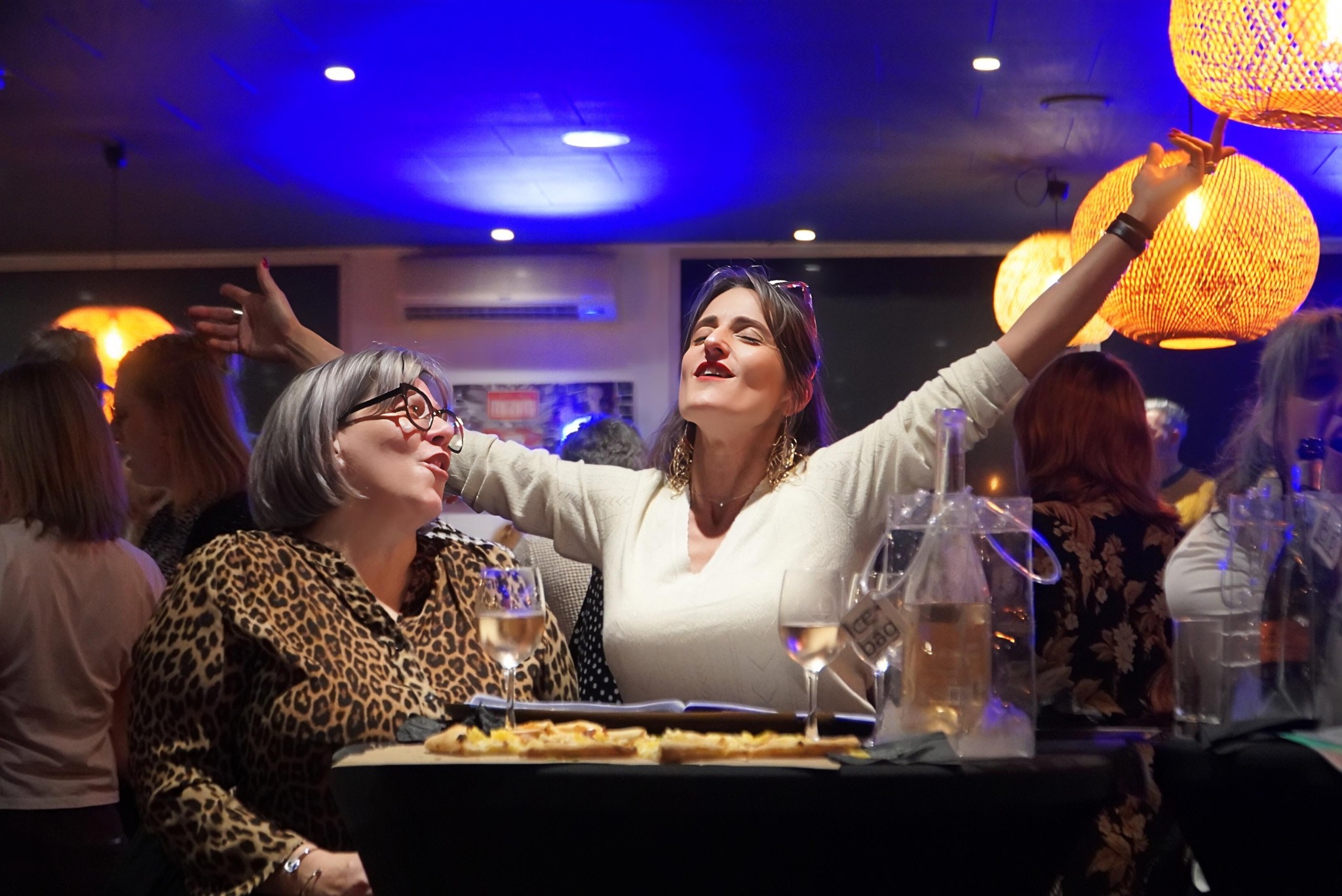 Public chantant ensemble pendant une soirée A tue-tête