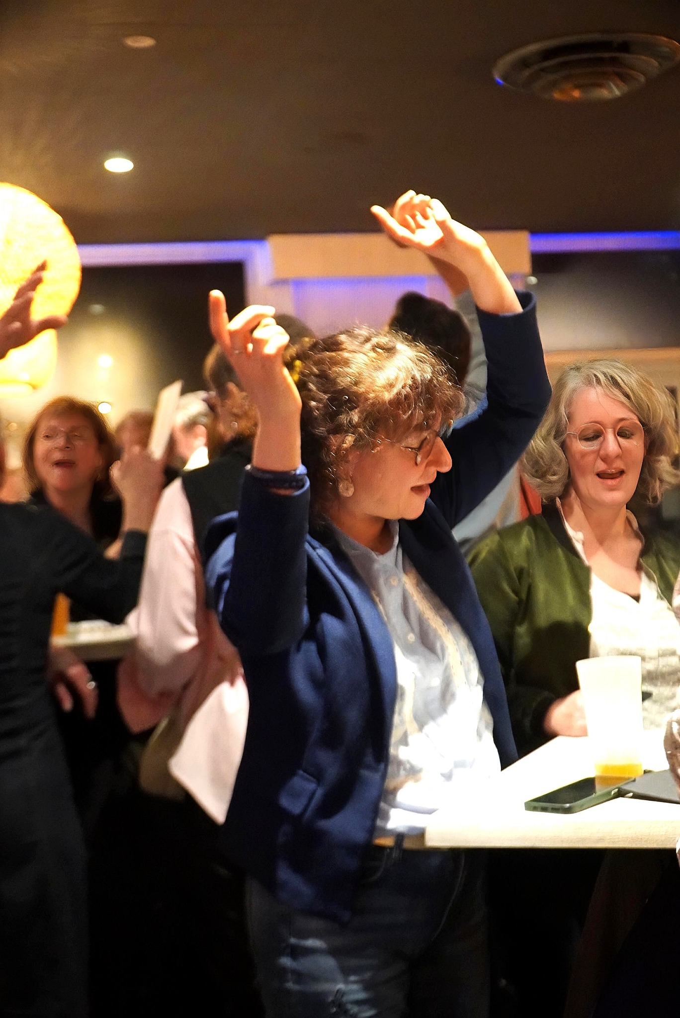 Ambiance A tue-tête : public chantant et participant à la soirée